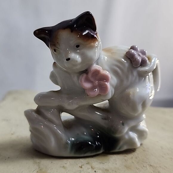 Vintage Cat Figurine with Flowers made in Japan - Picture 3 of 8